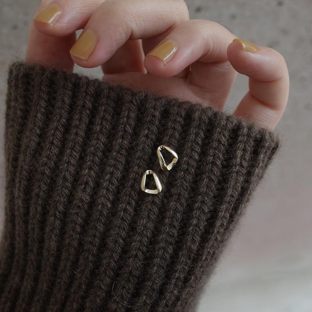 Fashionable 925 Sterling Silver Plated 14K Gold Vertical Body Geometric Triangle Ear Studs