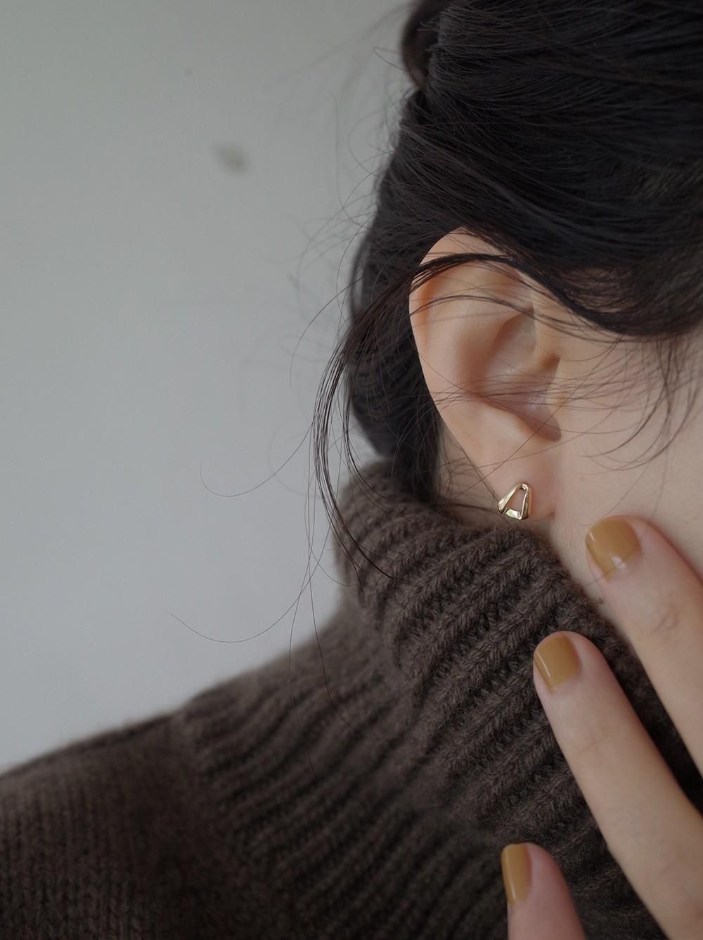 Fashionable 925 Sterling Silver Plated 14K Gold Vertical Body Geometric Triangle Ear Studs