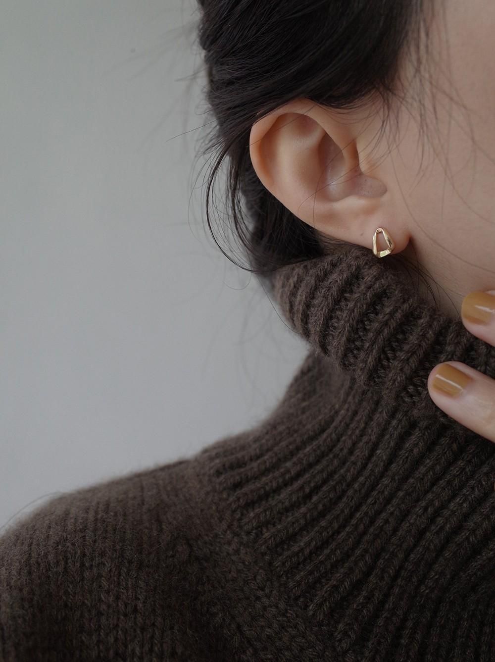 Fashionable 925 Sterling Silver Plated 14K Gold Vertical Body Geometric Triangle Ear Studs