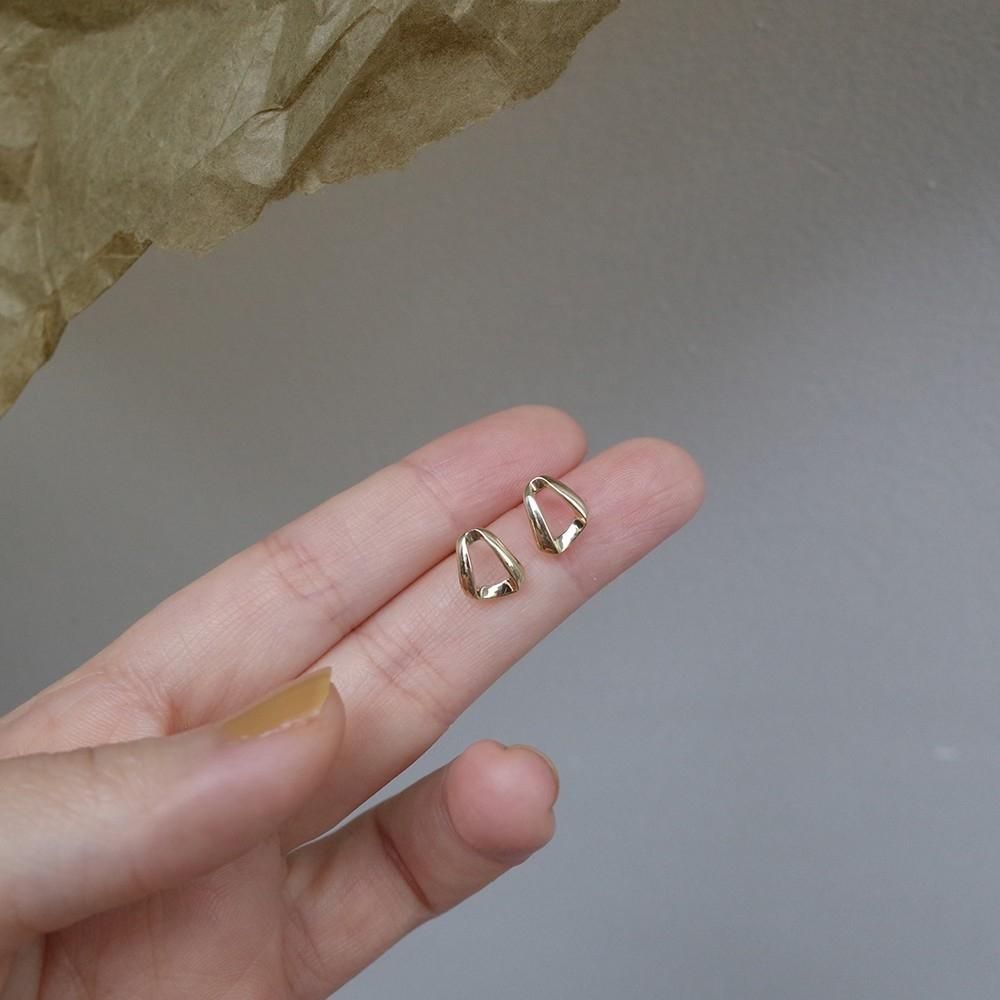 Fashionable 925 Sterling Silver Plated 14K Gold Vertical Body Geometric Triangle Ear Studs